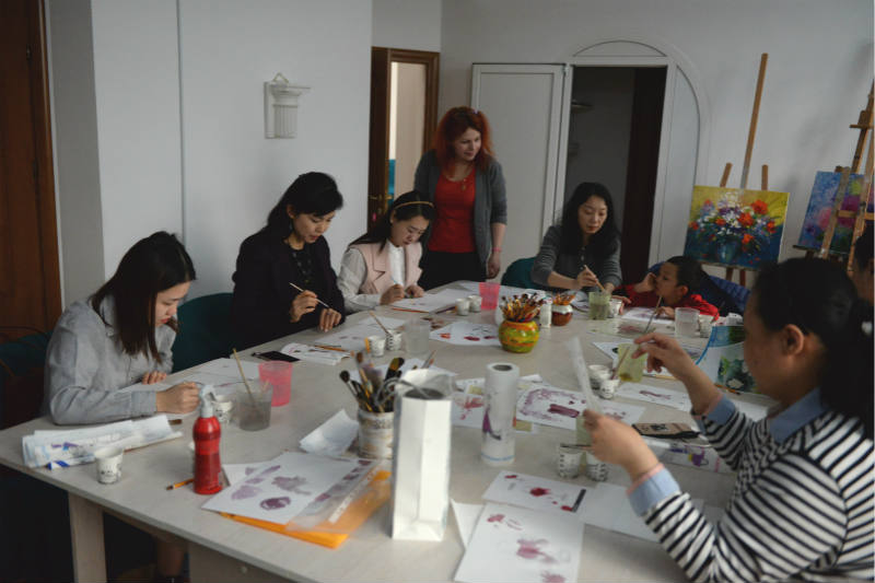 红酒与画笔的交融 驻摩尔多瓦使馆妇女小组举办特色文化体验活动